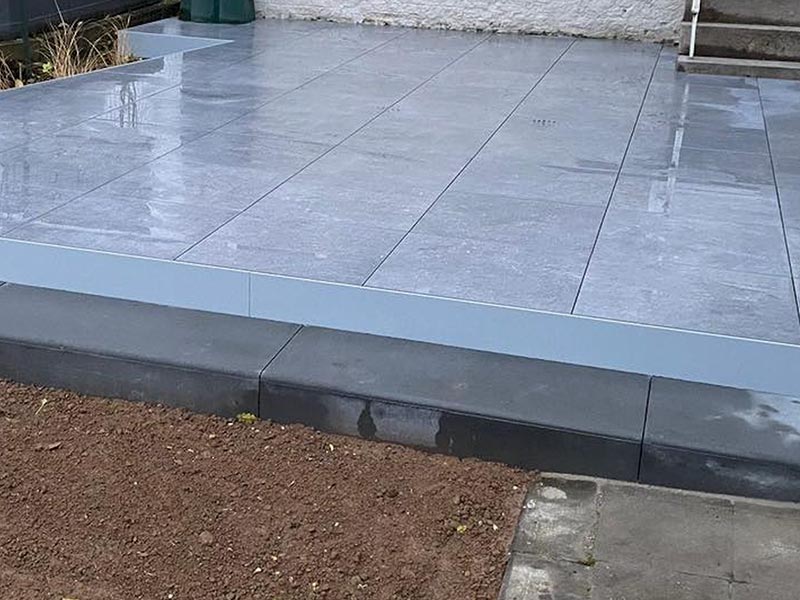 Rand tussen terras en tuin