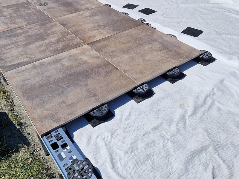 Bevestigingssysteem voor randprofielen op terrasdragers